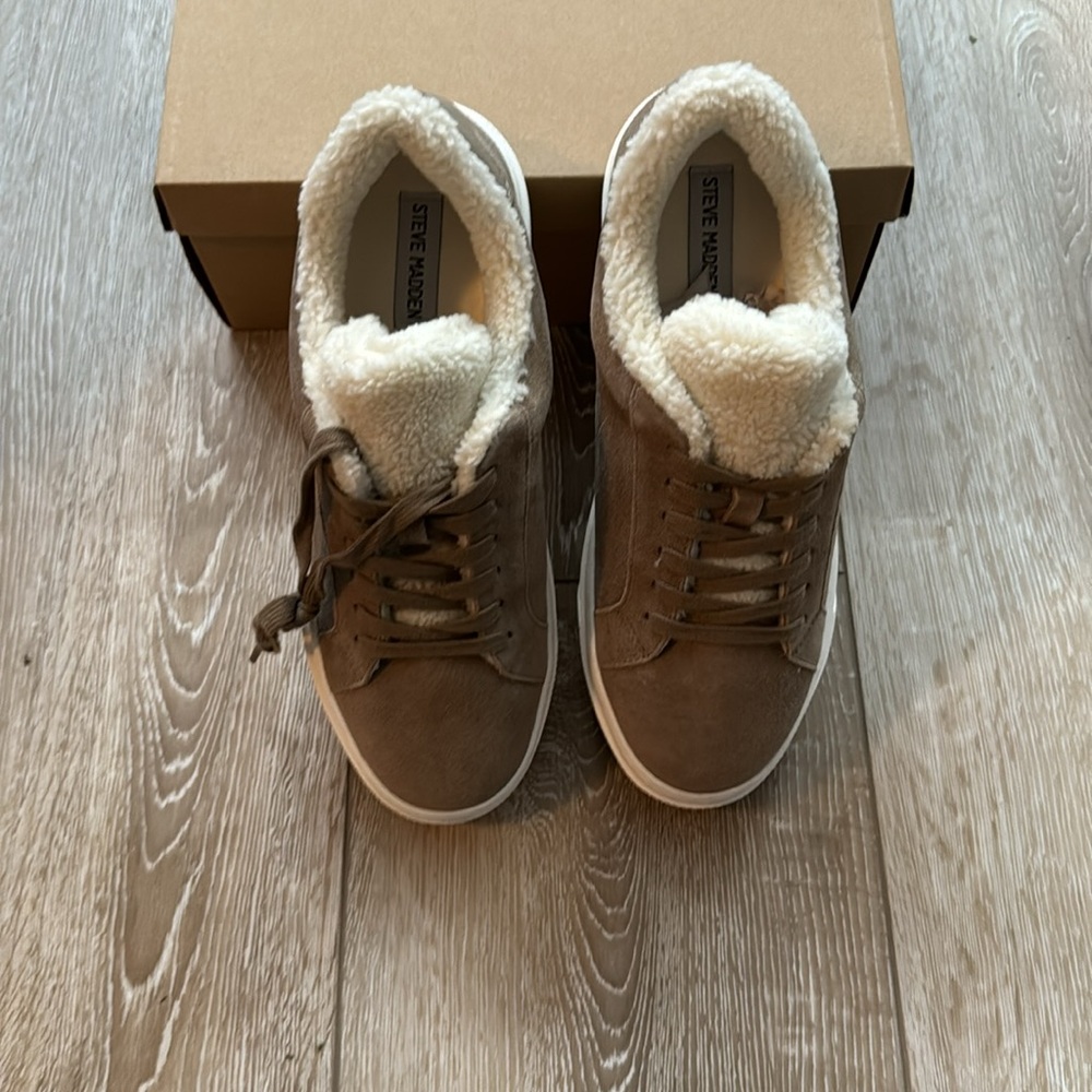 New Steve Madden Platform Sneaker With Fleece Siz… - image 2